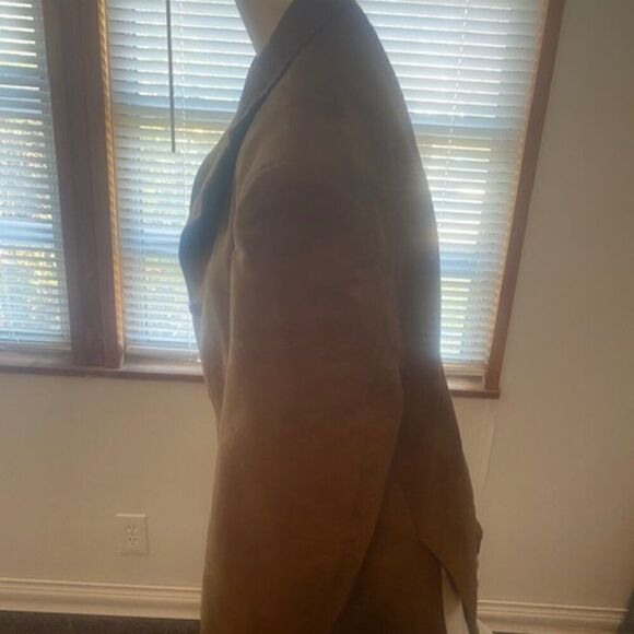 Riccardo Designed in Italia Tan Faux Suede 3 button blazer, size 40R - Picture 2 of 5